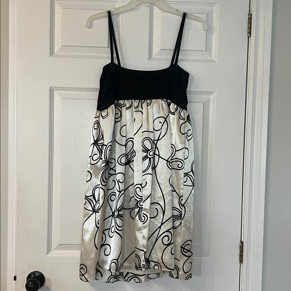 London Times Elegant cream and Black Dress - Picture 3 of 3